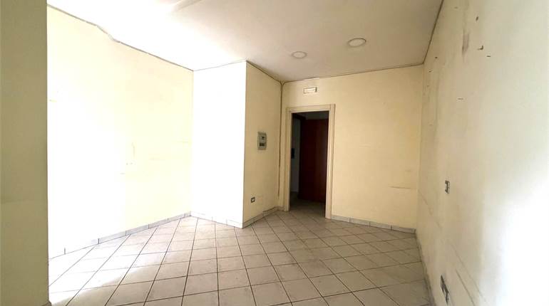 Locale commerciale in affitto – Aversa, Via Corcioni